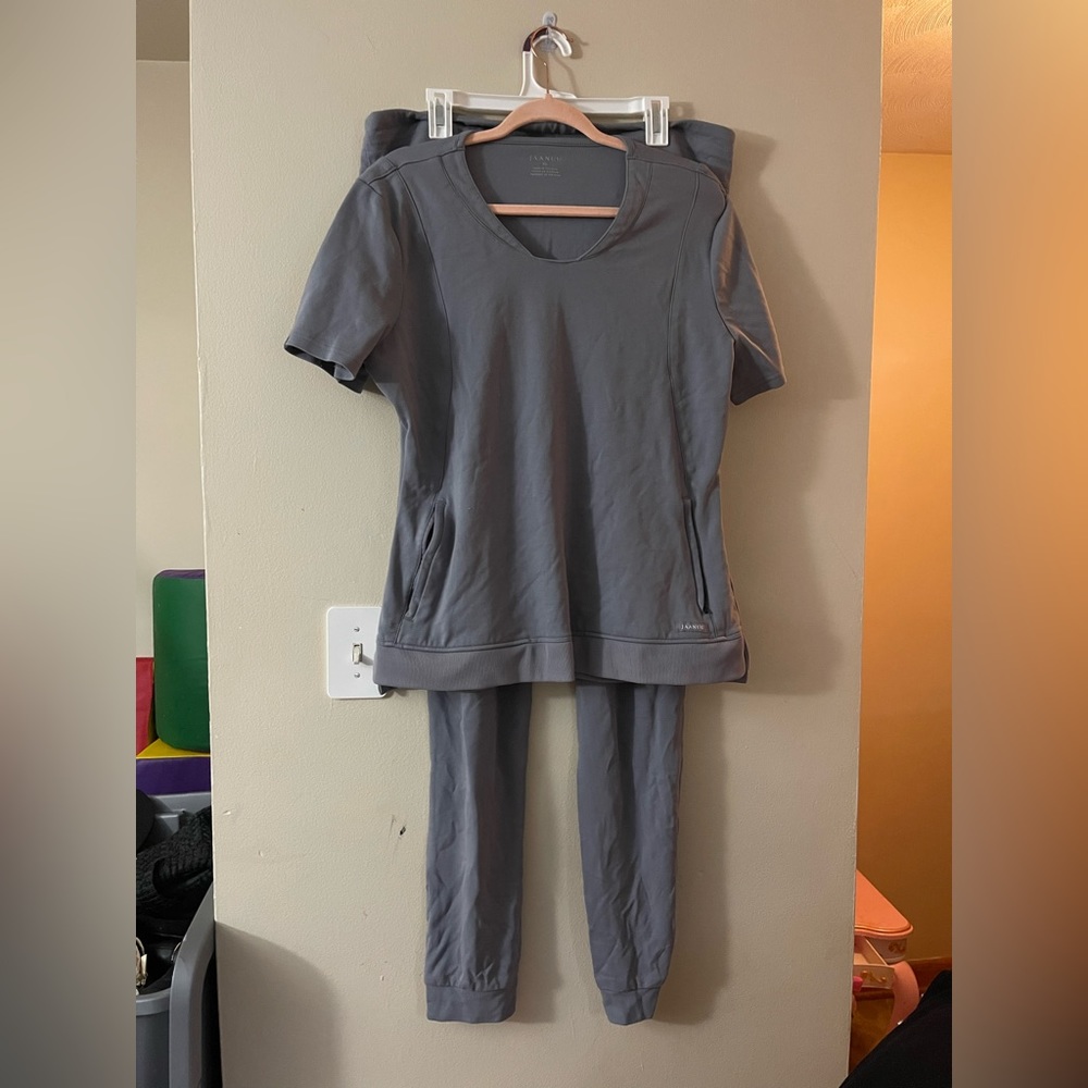 Jaanuu scrubs set. XL. Gray. Worn once.